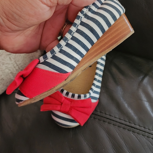 Girls Toddler Striped wedges size 9 - Picture 2 of 6
